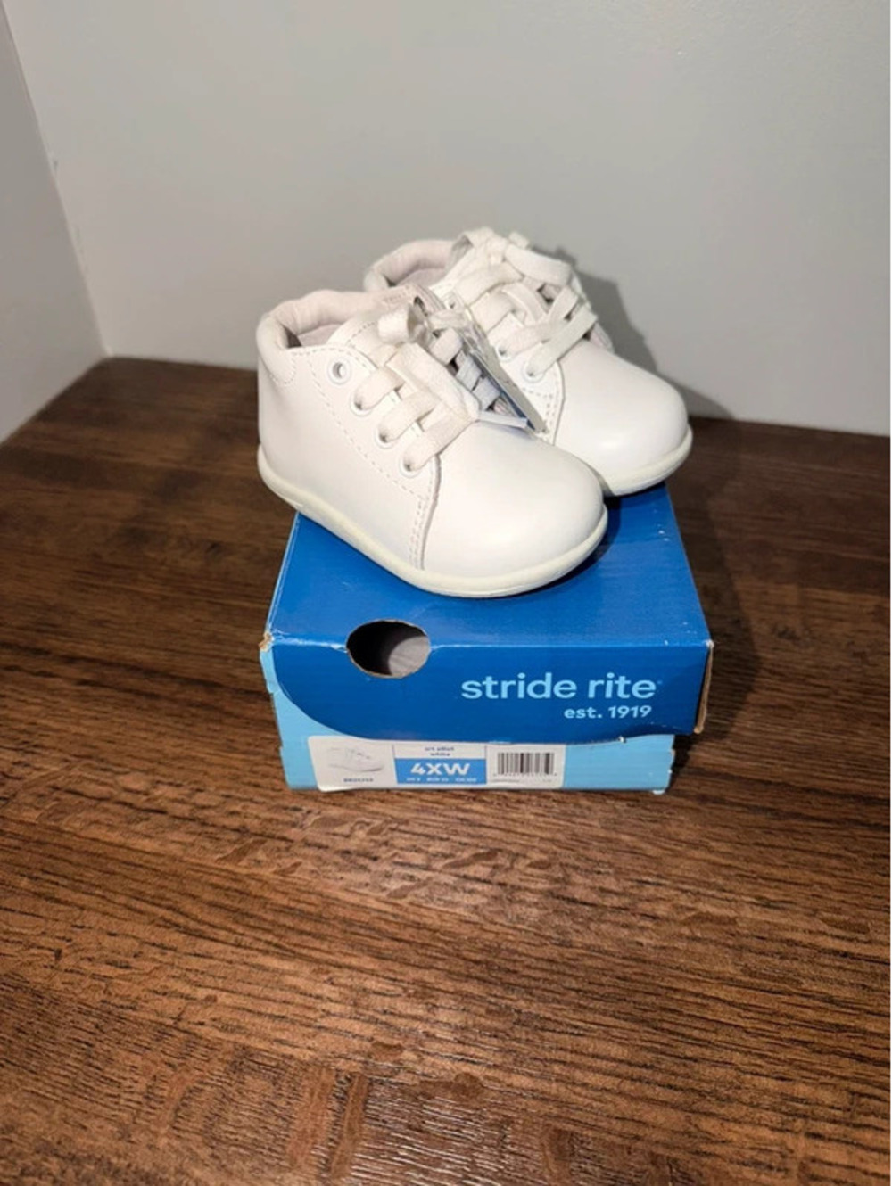 Stride Rite SRT Elliot White Size 4XW NIB